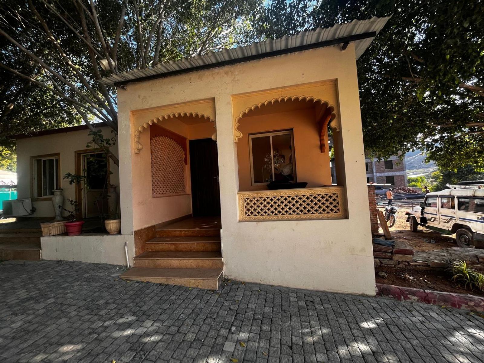 Lokesh Hotel Talai  Exterior photo